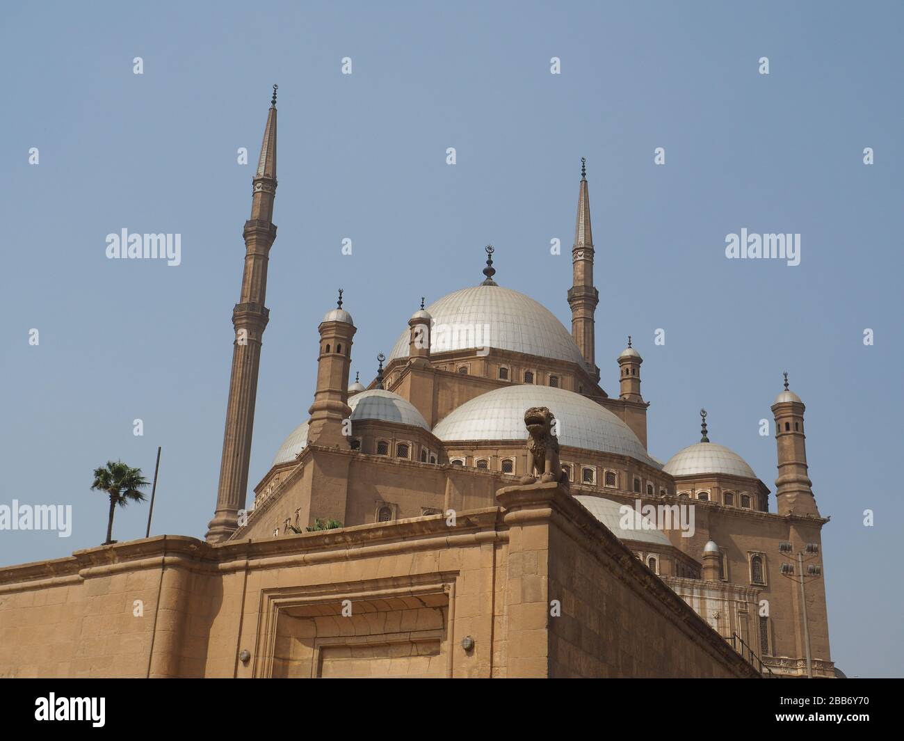 Kairo, Ägypten, Februar 2020 ein Blick auf die Frontfassade der berühmten muhammad ali Moschee in kairo Stockfoto