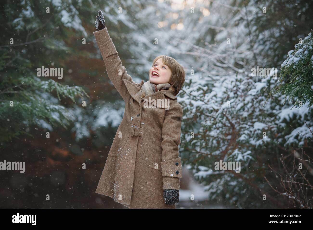 Smiling Boy im verschneiten Wald, Bedford, Halifax, Nova Scotia, Kanada Stockfoto