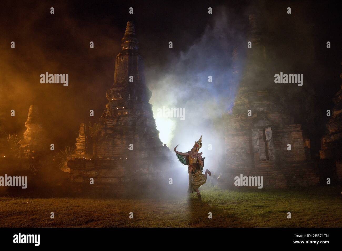 Frau in traditioneller Tracht vor einem Tempel, Bangkok, Thailand Stockfoto