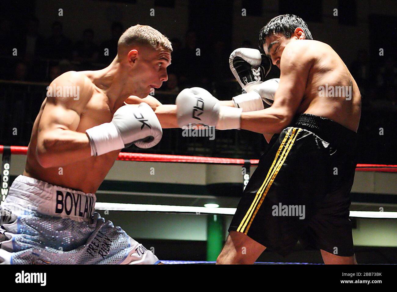 Ricky Boylan (hellblau/weiße Shorts) besiegt Sid Razak in einem Lightweight Boxing Contest in York Hall, Bethnal Green, das von Goodwin Promotions gefördert wird Stockfoto