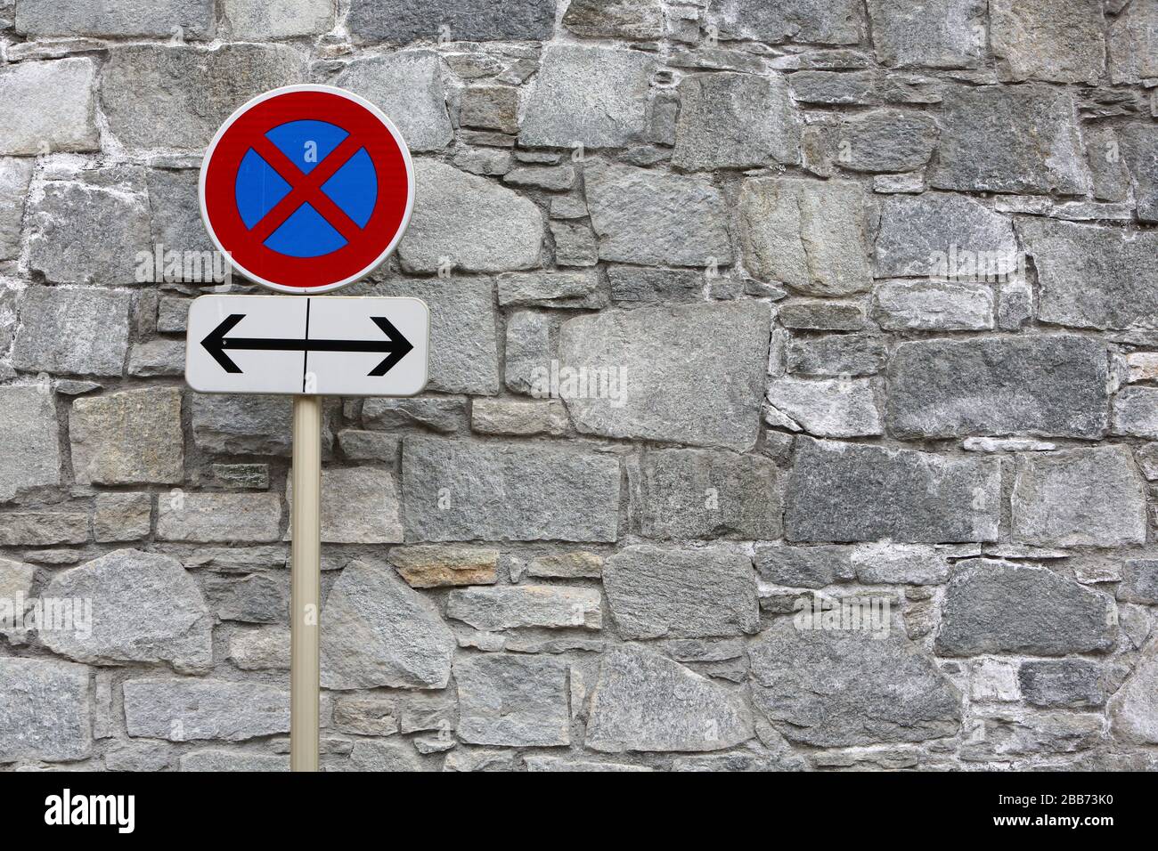 Interdiction de Stationner dans les deux sens. Signalisierung routière. Saint-Gervais-les-Bains. Savoie. Frankreich. Stockfoto