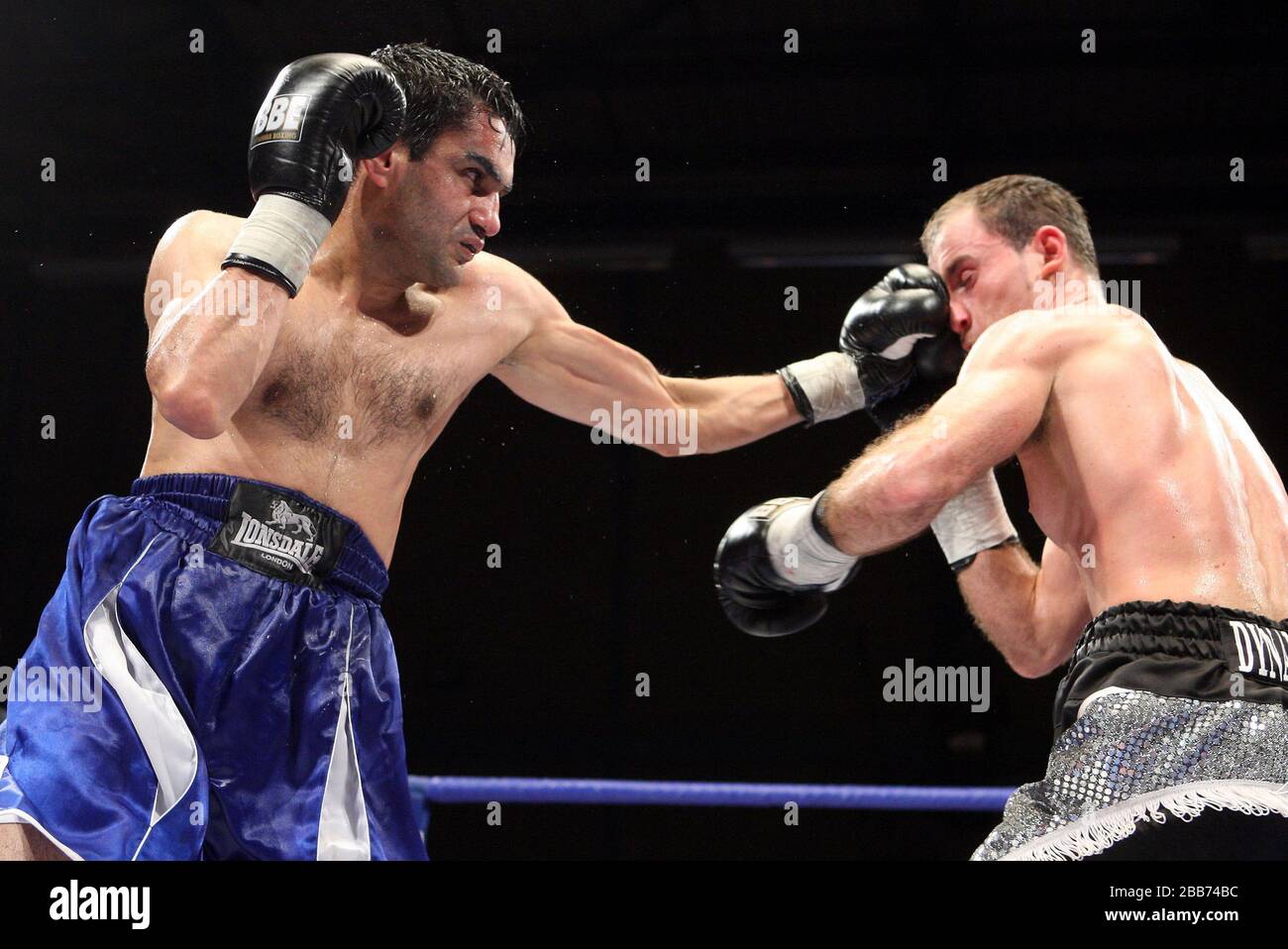 Ben Jones (Crawley, schwarze silberne Shorts) besiegt Sid Razak (blaue Shorts, Birmingham) in einem Super-Featherweight Boxing Contest in Goresbrook Leisure CEN Stockfoto