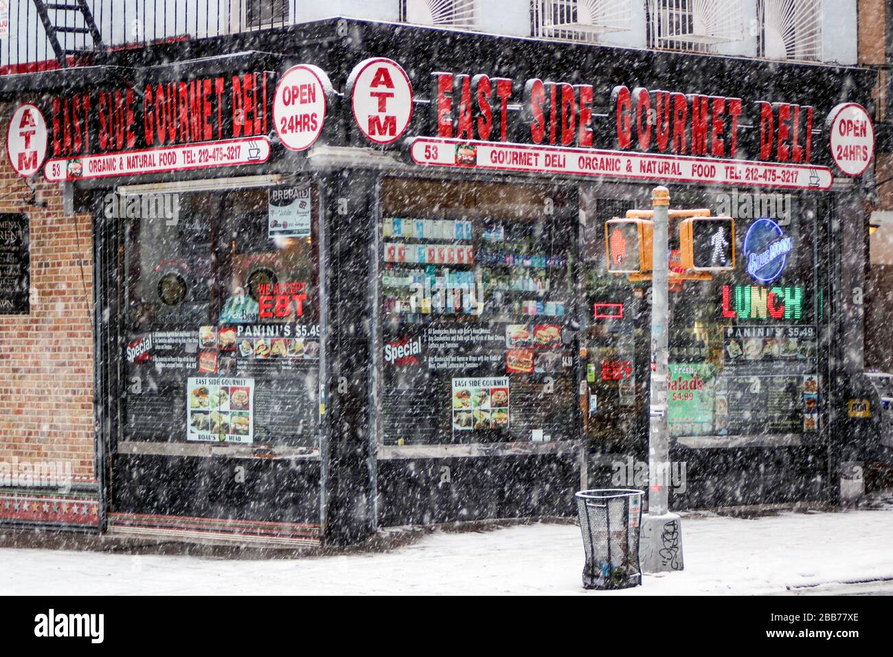 Jetzt geschlossen East Side Gourmet Deli an der Ecke der 4th Street und 53 Avenue B während schwerer Schneefall in Alphabet City, Manhattan, NYC, USA Stockfoto
