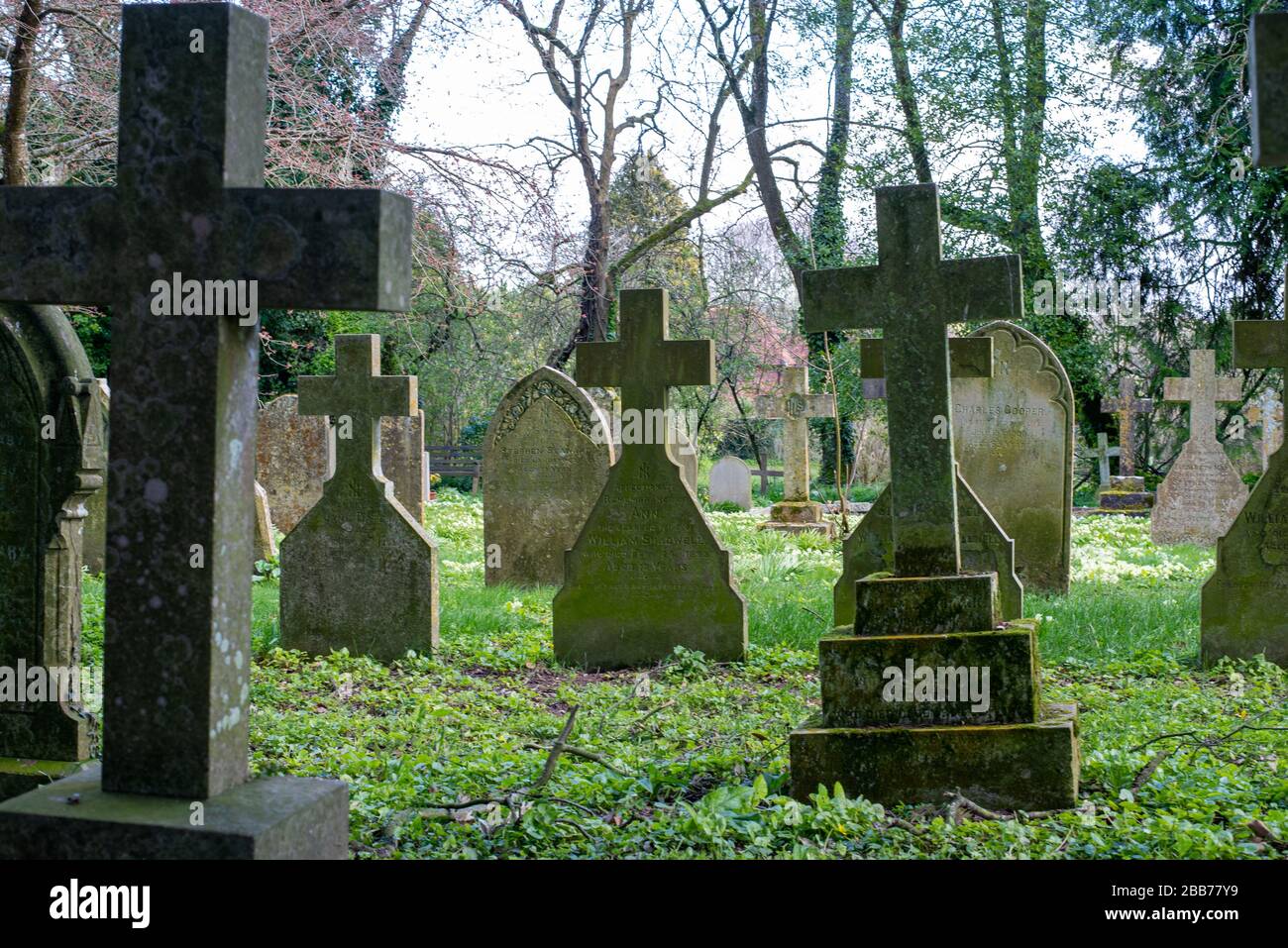 Friedhof des englischen Dorfes und Kirchenhof in Hampshire, England Stockfoto