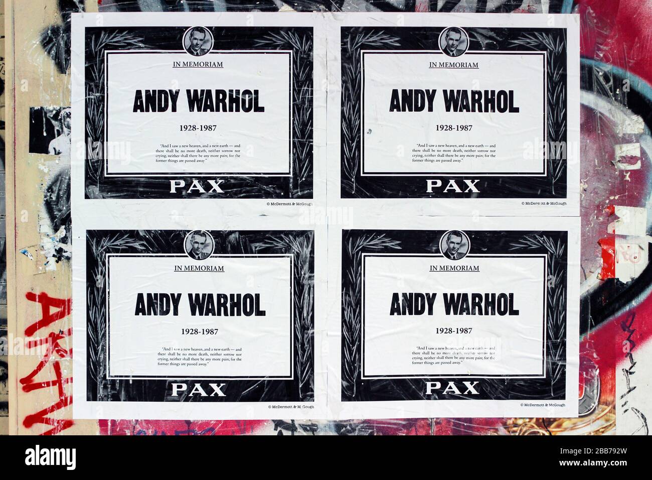 McDermott & McGough: Tribut an den verstorbenen Andy Warhol. Paste-up Street Art Poster in Lower East Side, Manhattan, New York City, Vereinigte Staaten Stockfoto
