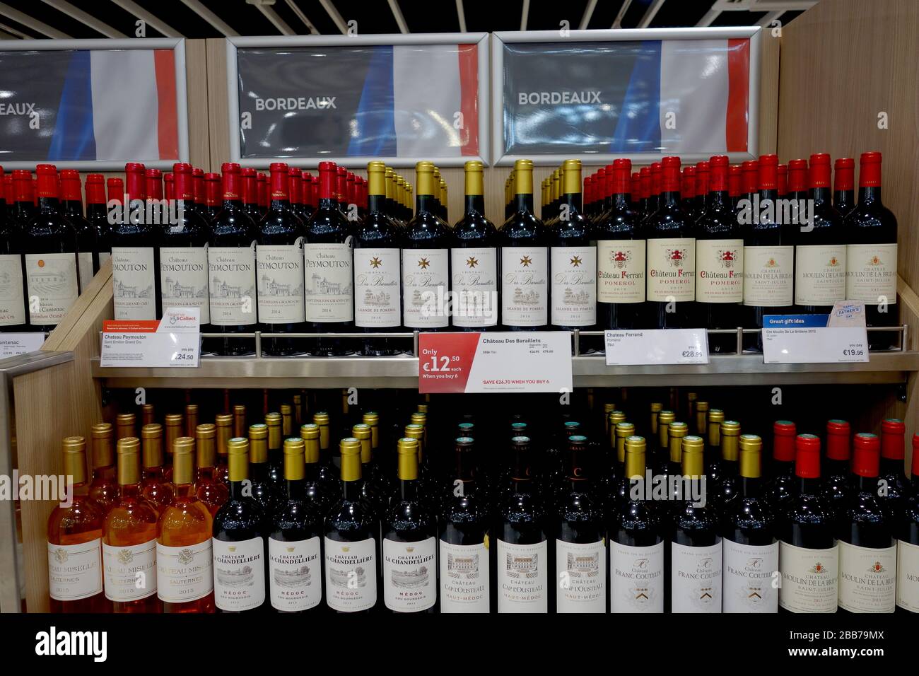 Weinangebote im französischen Bordeaux im Supermarkt Stockfoto