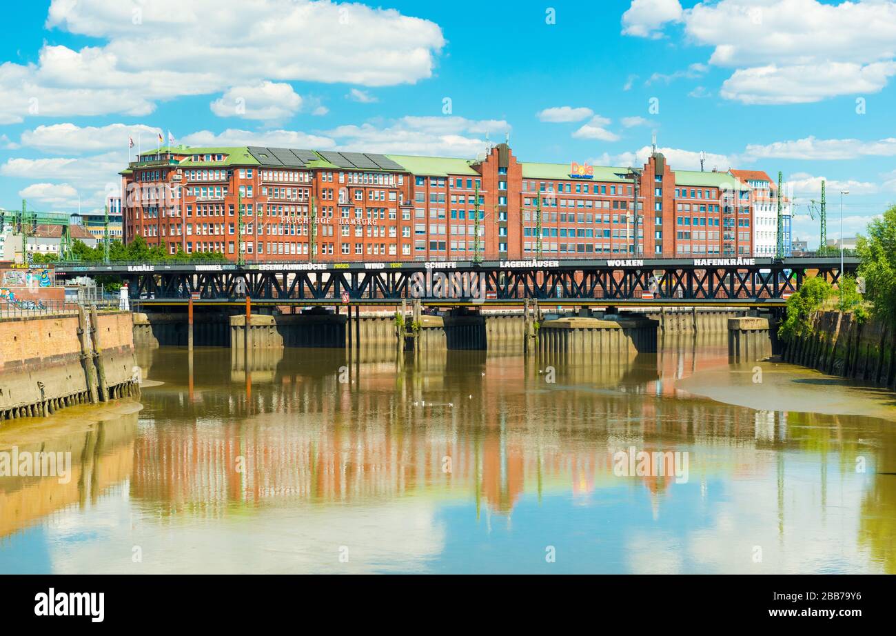 Hamburg - Juli 2018, Deutschland: Blick des Oberhafens Brücke (Oberhafenbrucke) Stockfoto