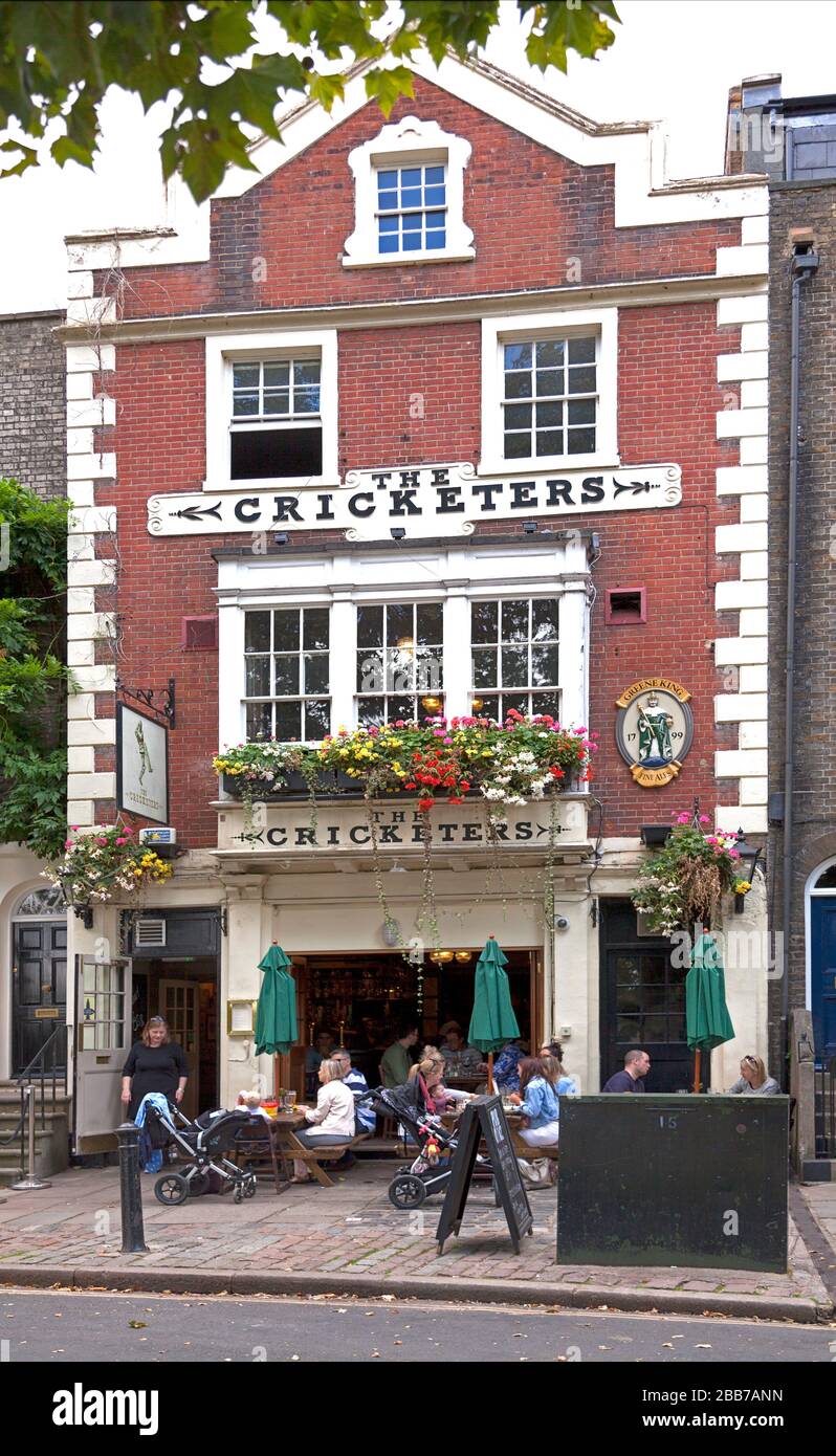 Sonntagnachmittag im Cricketers Pub, Richmond, England. Stockfoto