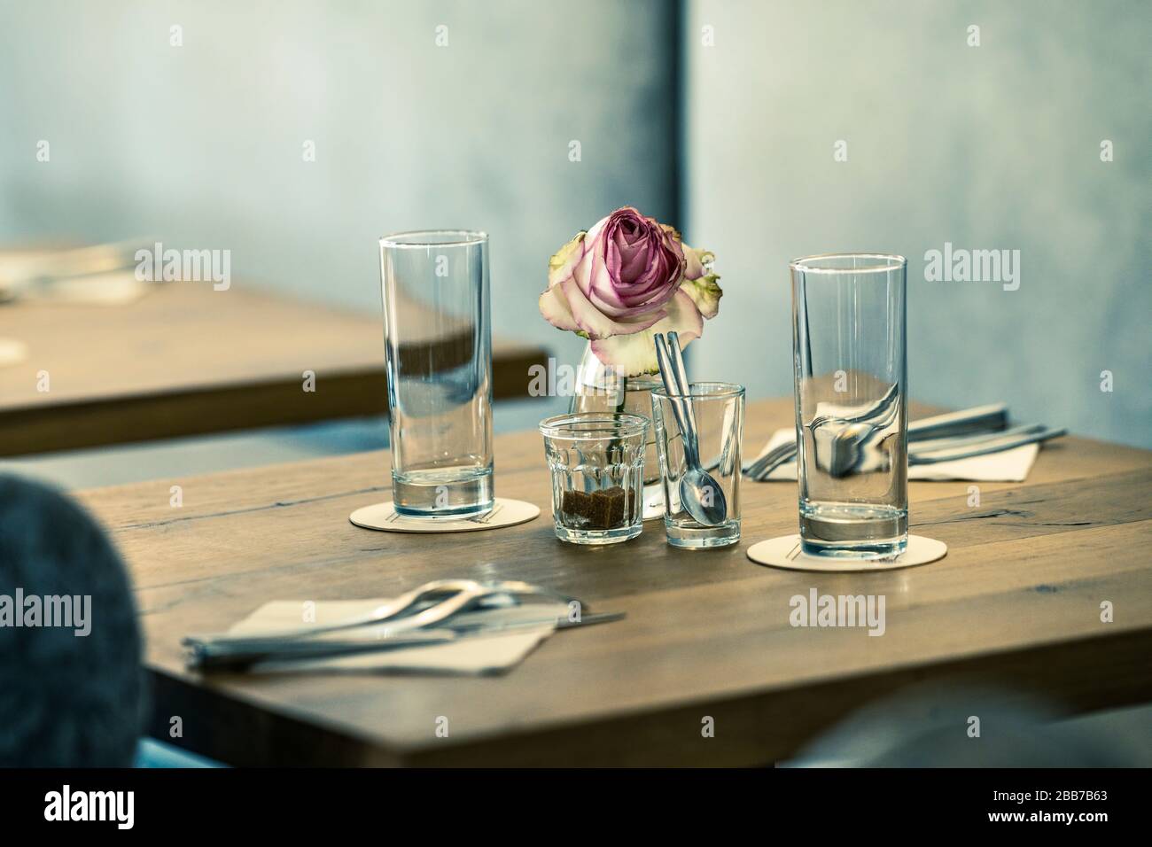 Blick auf den Tisch mit Blumen in einem Restaurant Stockfoto