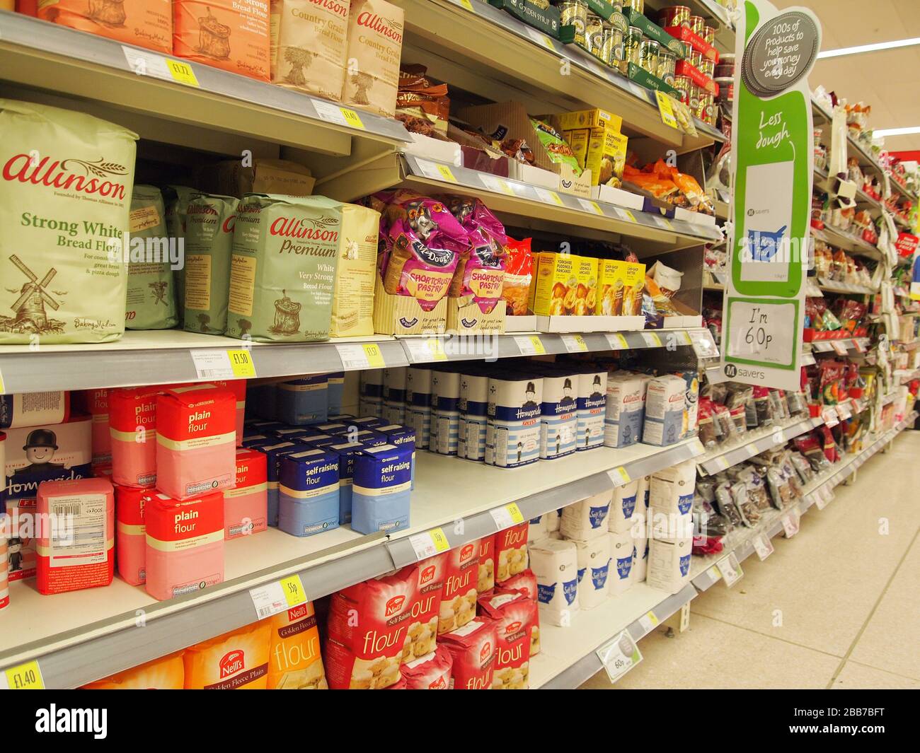 Januar 2013 - Supermarktregale voll mit hausgemahlentem Backmehl Stockfoto