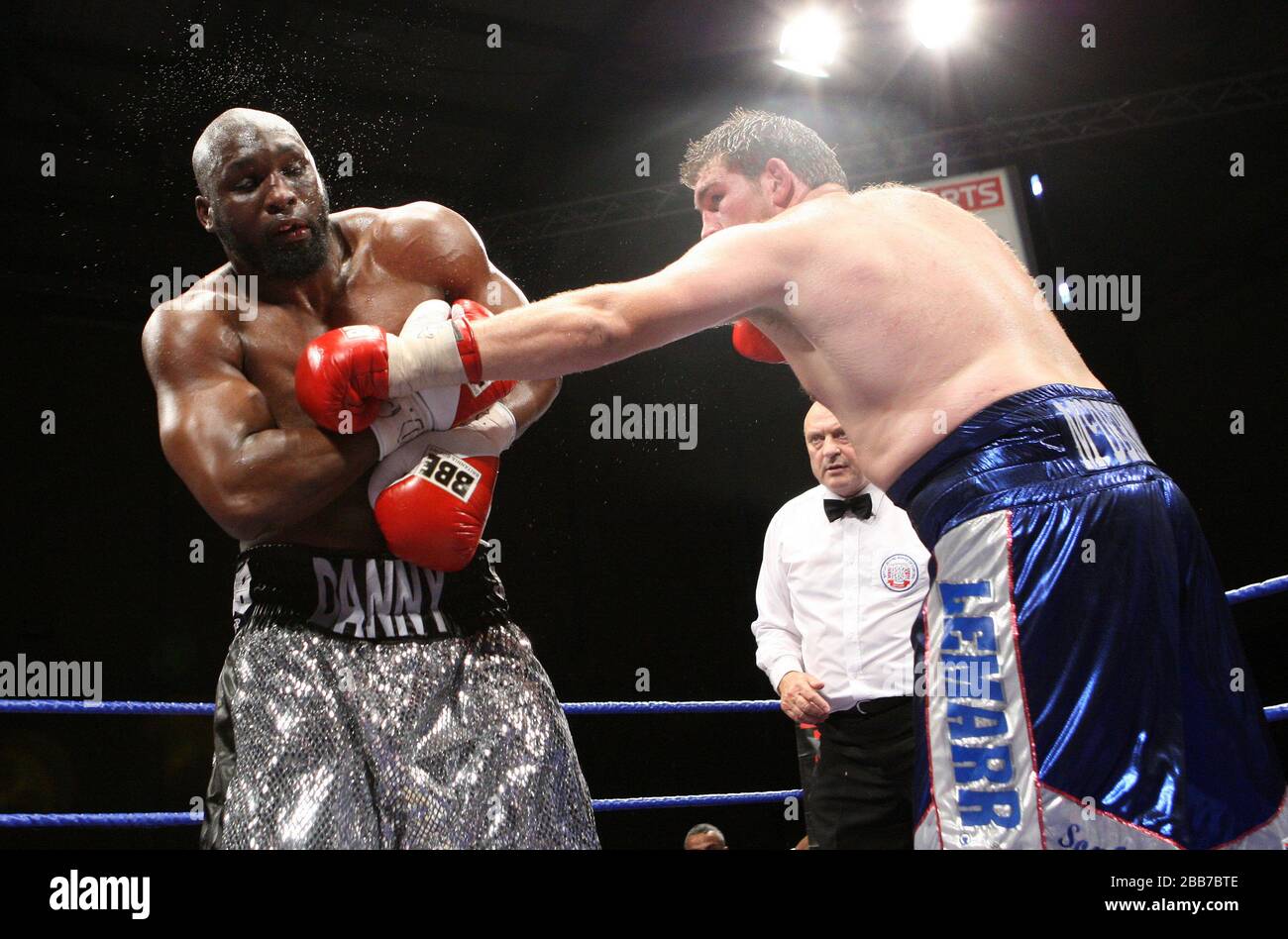 Danny Williams (Silver Shorts, Brixton) besiegt John McDermott (Blue Shorts, Horndon) in einem Heavyweight Contest für den britischen Titel in Goresbrook Lei Stockfoto