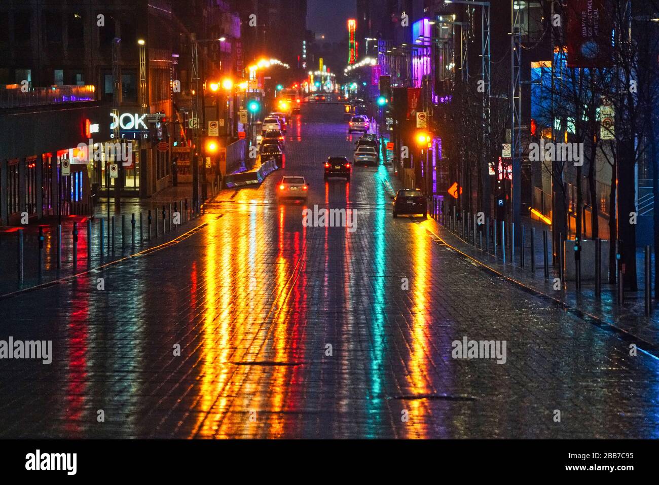 Montreal, Quebec, Kanada, 29. März 2020.Straßenbeleuchtung reflektiert in Regen durchnässten Straßen in Montreal.Credit:Mario Beauregard/Alamy News Stockfoto