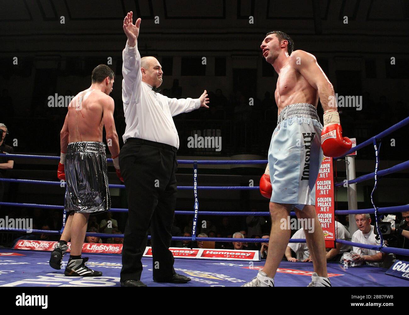 Darren Barker (Barnett, Silver Shorts) besiegt Steven Bendall (Coventry, hellblaue Shorts) in einem Wettbewerb im Mittelgewicht für den Commonwealth (British Emp Stockfoto