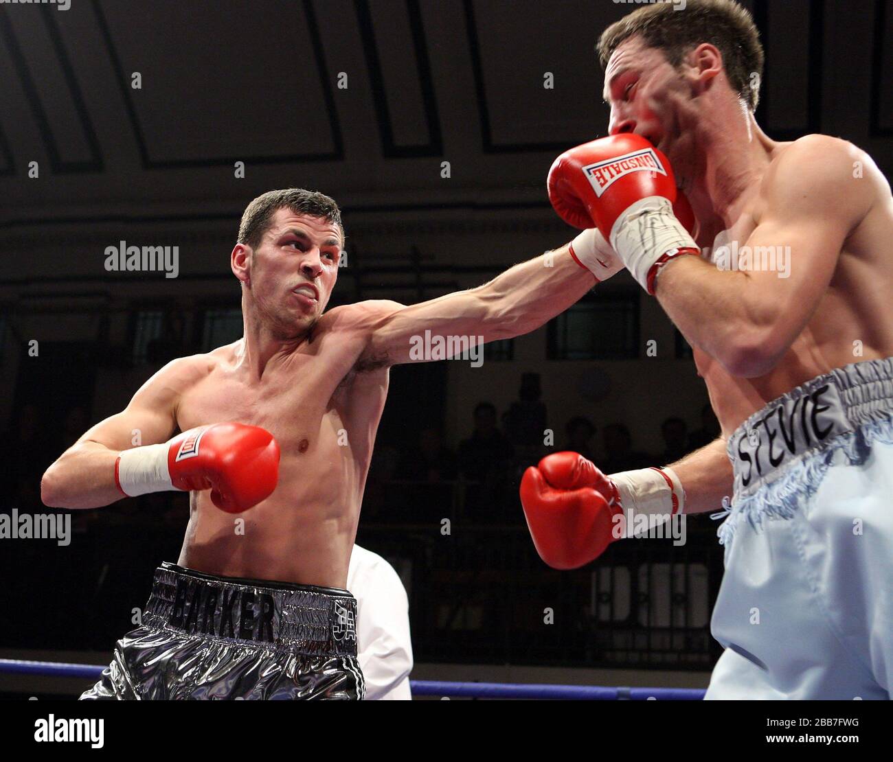 Darren Barker (Barnett, Silver Shorts) besiegt Steven Bendall (Coventry, hellblaue Shorts) in einem Wettbewerb im Mittelgewicht für den Commonwealth (British Emp Stockfoto