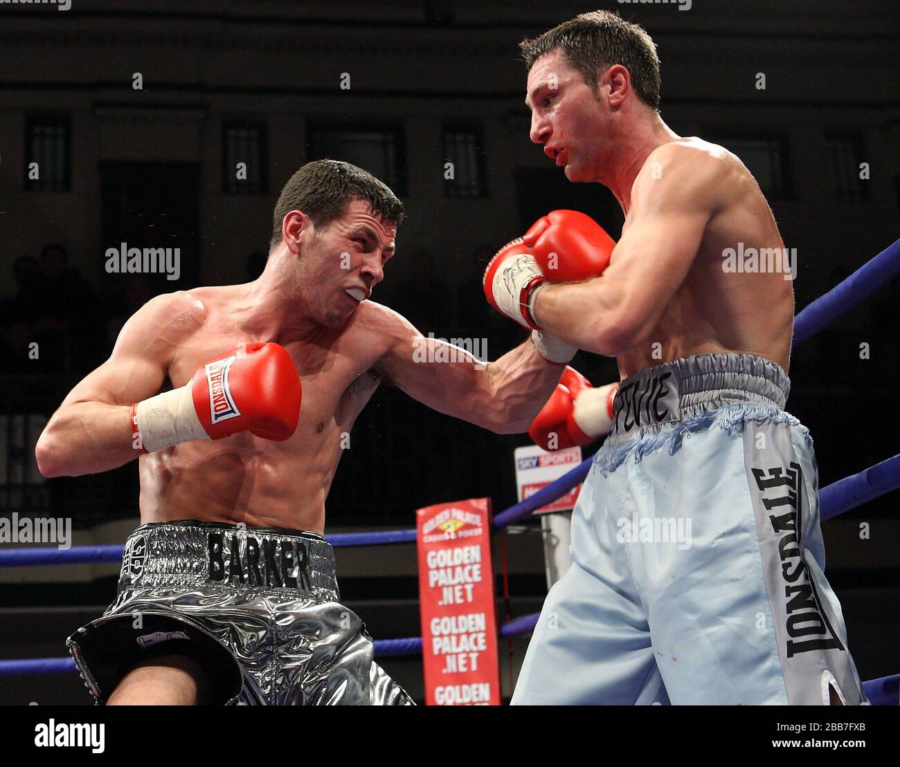 Darren Barker (Barnett, Silver Shorts) besiegt Steven Bendall (Coventry, hellblaue Shorts) in einem Wettbewerb im Mittelgewicht für den Commonwealth (British Emp Stockfoto