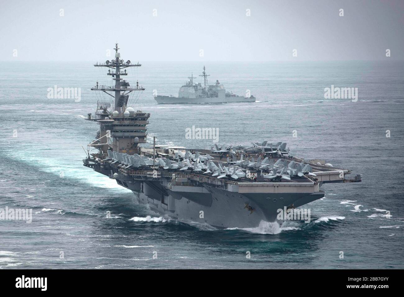 Der Flugzeugträger der Nimitz-Klasse der US-Marine USS Theodore Roosevelt und der Lenkflugkörperkreuzer USS Bunker Hill Transit in Formation 4. März 2020 im Pazifischen Ozean. Stockfoto