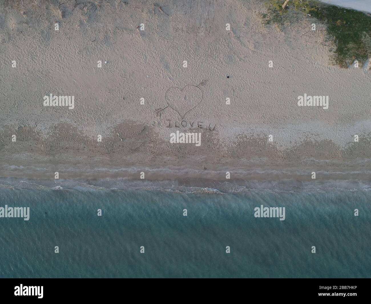 Luftbild Landschaft Herz und Pfeil ich liebe dich Satz handgeschrieben Am Sandstrand in der Nähe von Meereswellen griechenland epirus Stockfoto