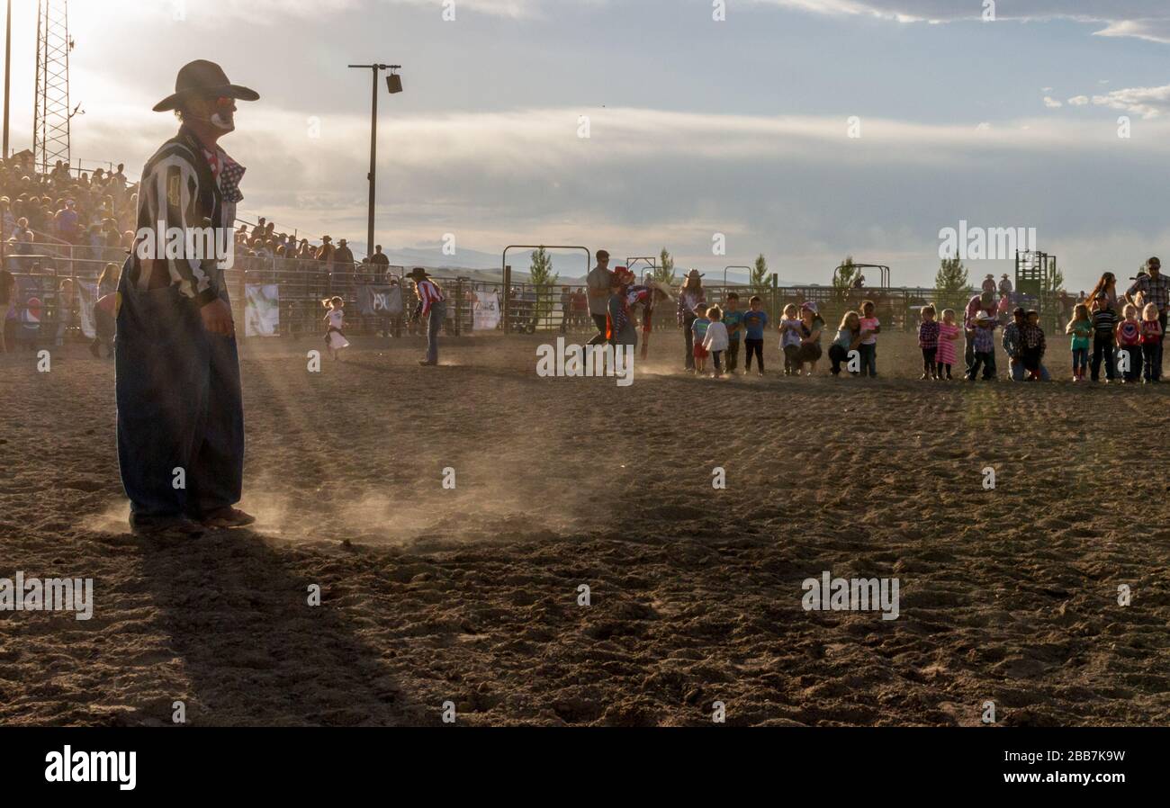 Der Rodeo-Clown Timber Tuckness wartet darauf, den Gewinner des Kinderfußrennens zu beurteilen. Stockfoto