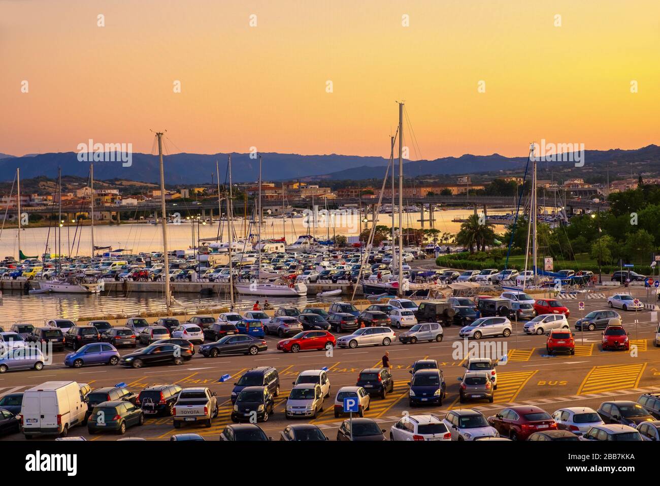 Olbia, Sardinien / Italien - 2019/07/16: Panoramaaussicht auf den Yacht-Hafen Olbia - Marina di Olbia - mit Jachten Pier und an der Küste von Costa Smeralda Stockfoto