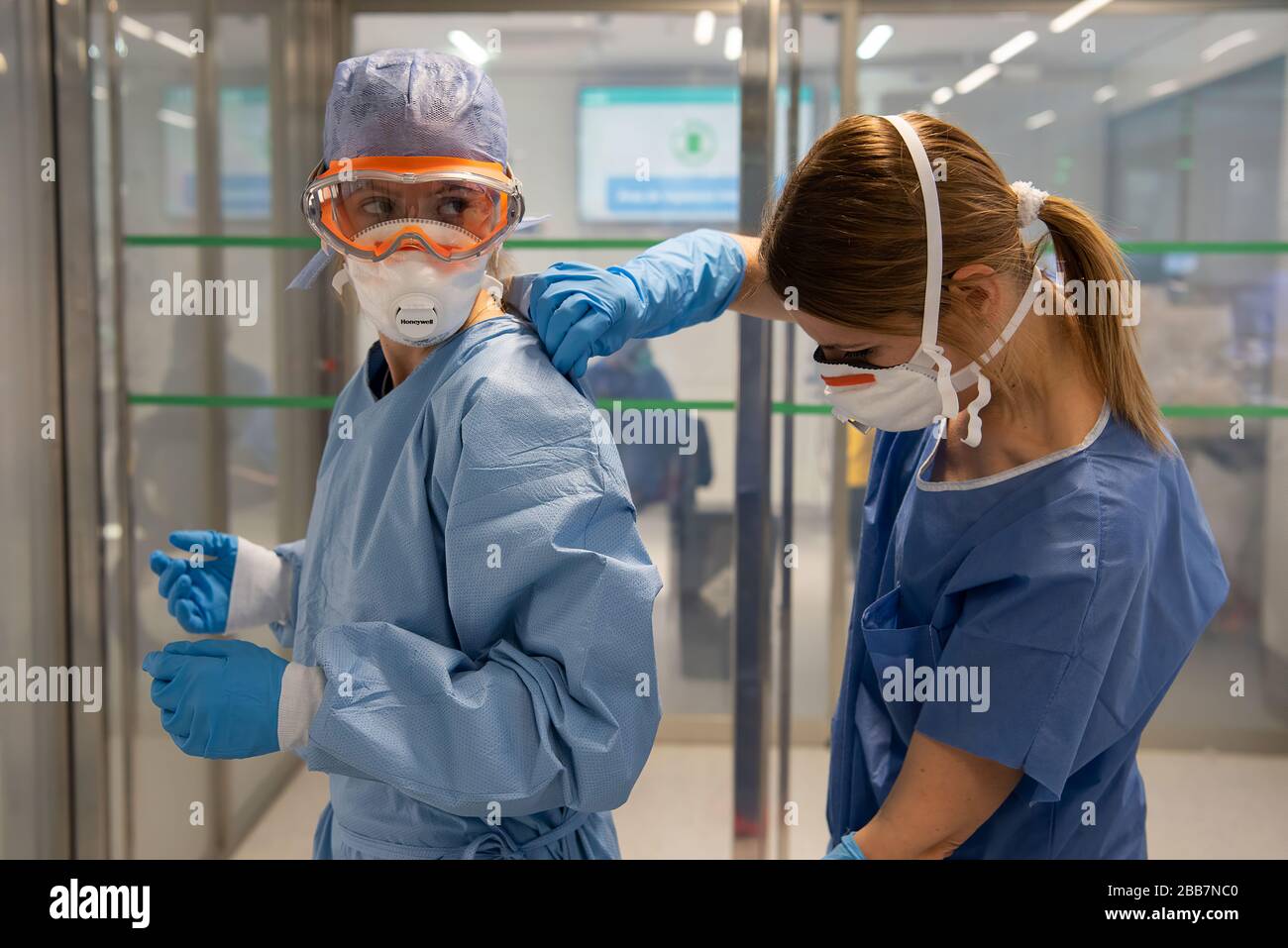 Medizinisches Personal in Barcelona, Spanien, testet und behandelt Patienten, die an COVID-19 leiden. Alle Mitarbeiter verwenden eine geeignete persönliche Schutzausrüstung (PSA). (FOTO: Krankenhaus - Barcelona) Stockfoto