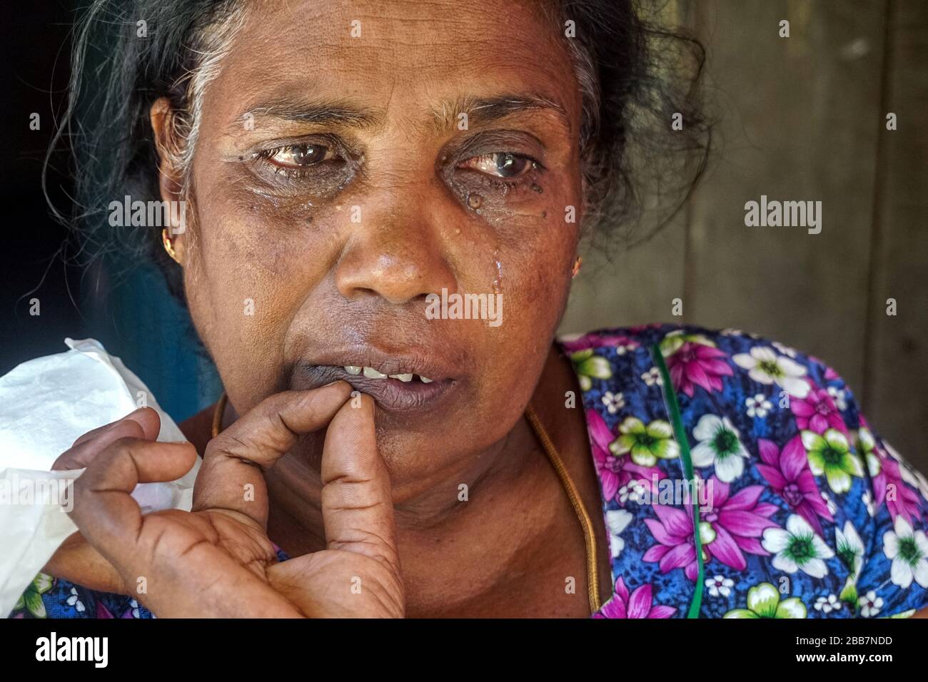 Chandra stellt täglich eine Schale Reis und Curry für ihren Sohn an den Tisch, obwohl er seit 2008 fehlt. (Vetrichelvi Chandrakala, GPJ Sri Lanka) Stockfoto