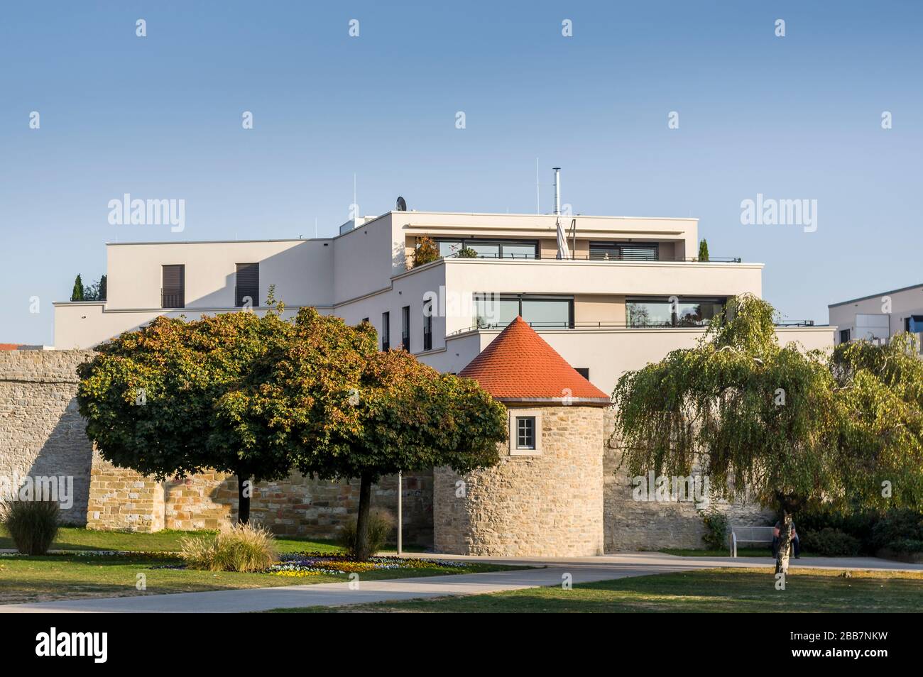 Moderne Wohnanlage im Zentrum historischer Stadtmauern und Park der Stadt Schweinfurt Stockfoto