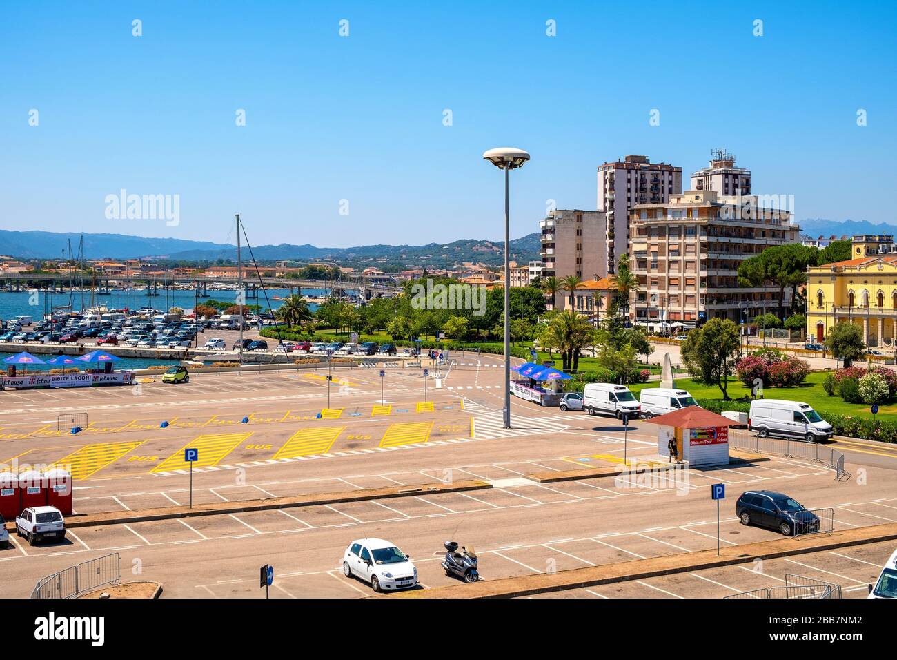 Olbia, Sardinien/Italien - 2019/07/21: Panoramaaussicht auf den Hafen von Olbia und den Yachthafen mit Piers und Tyrrhenischem Meer und dem Gazzale Benedetto Stockfoto