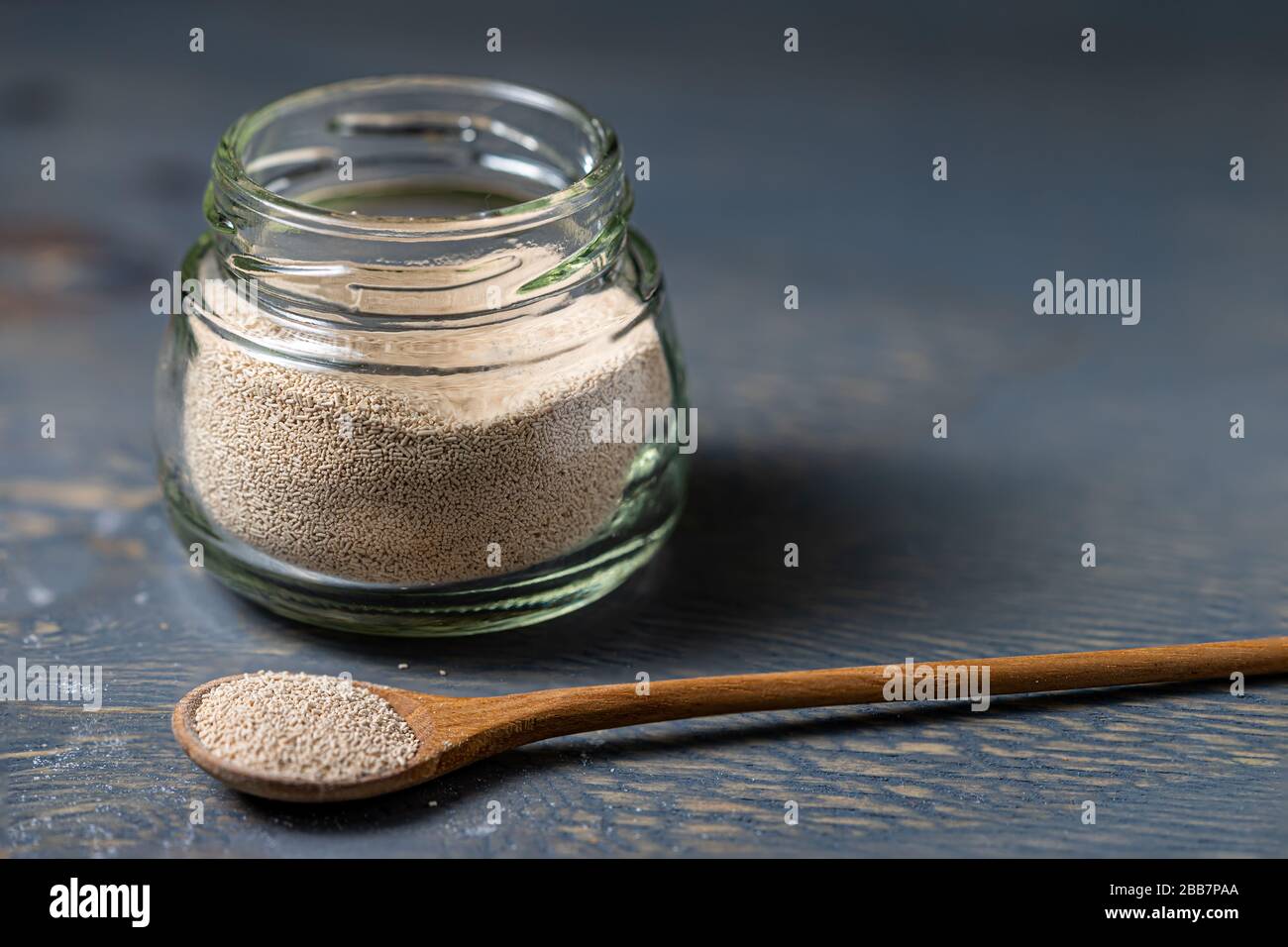 Trockenhefe in Glas jat. Stockfoto