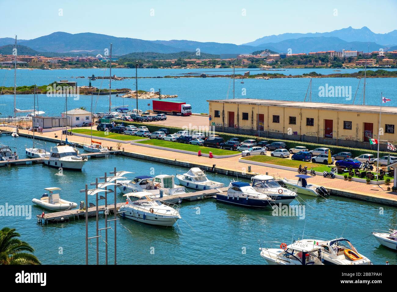 Olbia, Sardinien/Italien - 2019/07/21: Panoramaaussicht auf den Hafen von Olbia und den Jachthafen mit Piers und Tyrrhenischem Meeresufer in der historischen Altstadt Stockfoto