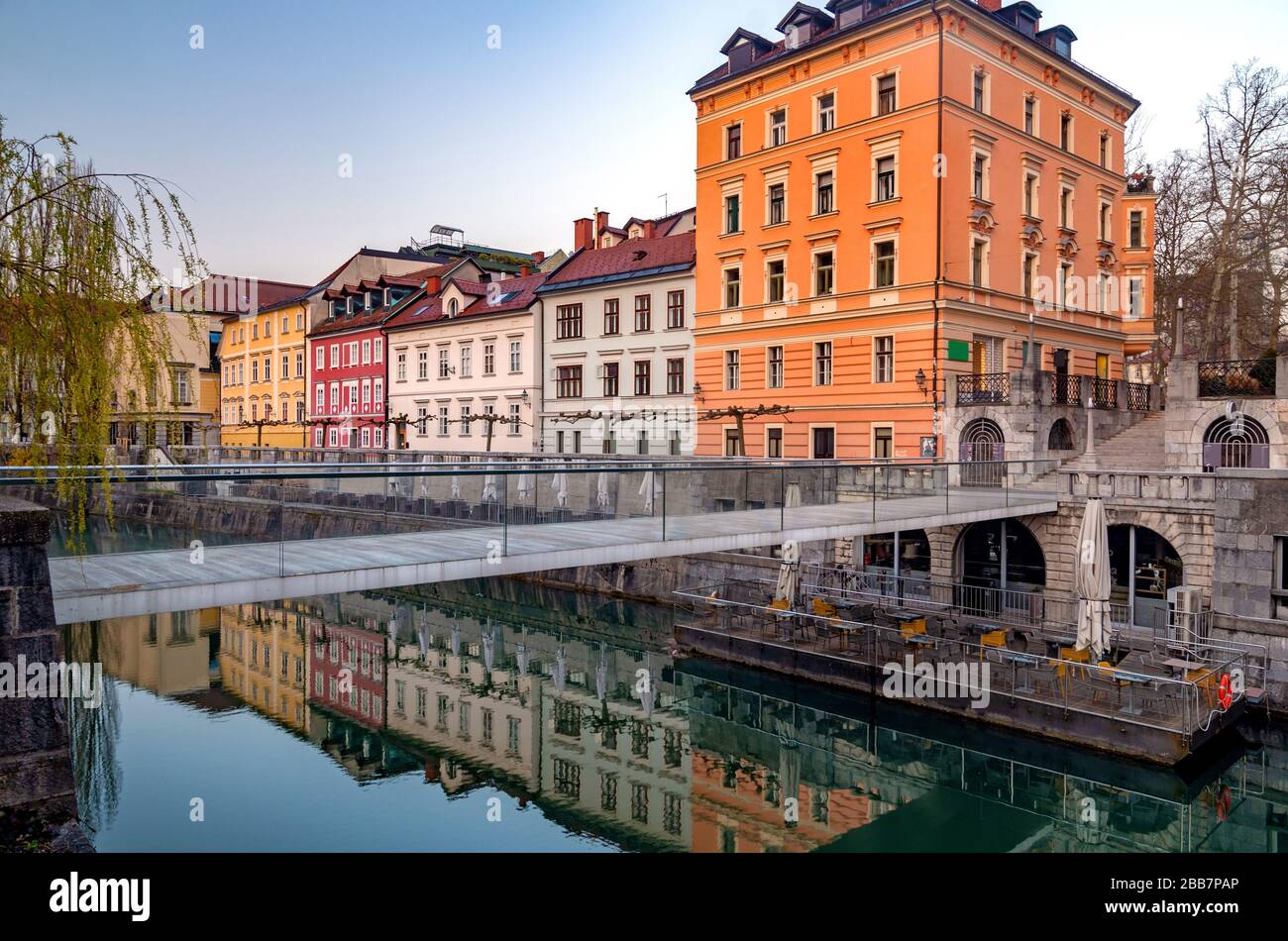 Schöne Aussicht auf die Fischmarkt-Brücke von Laibach und das alte Stadtzentrum von Slowenien Stockfoto
