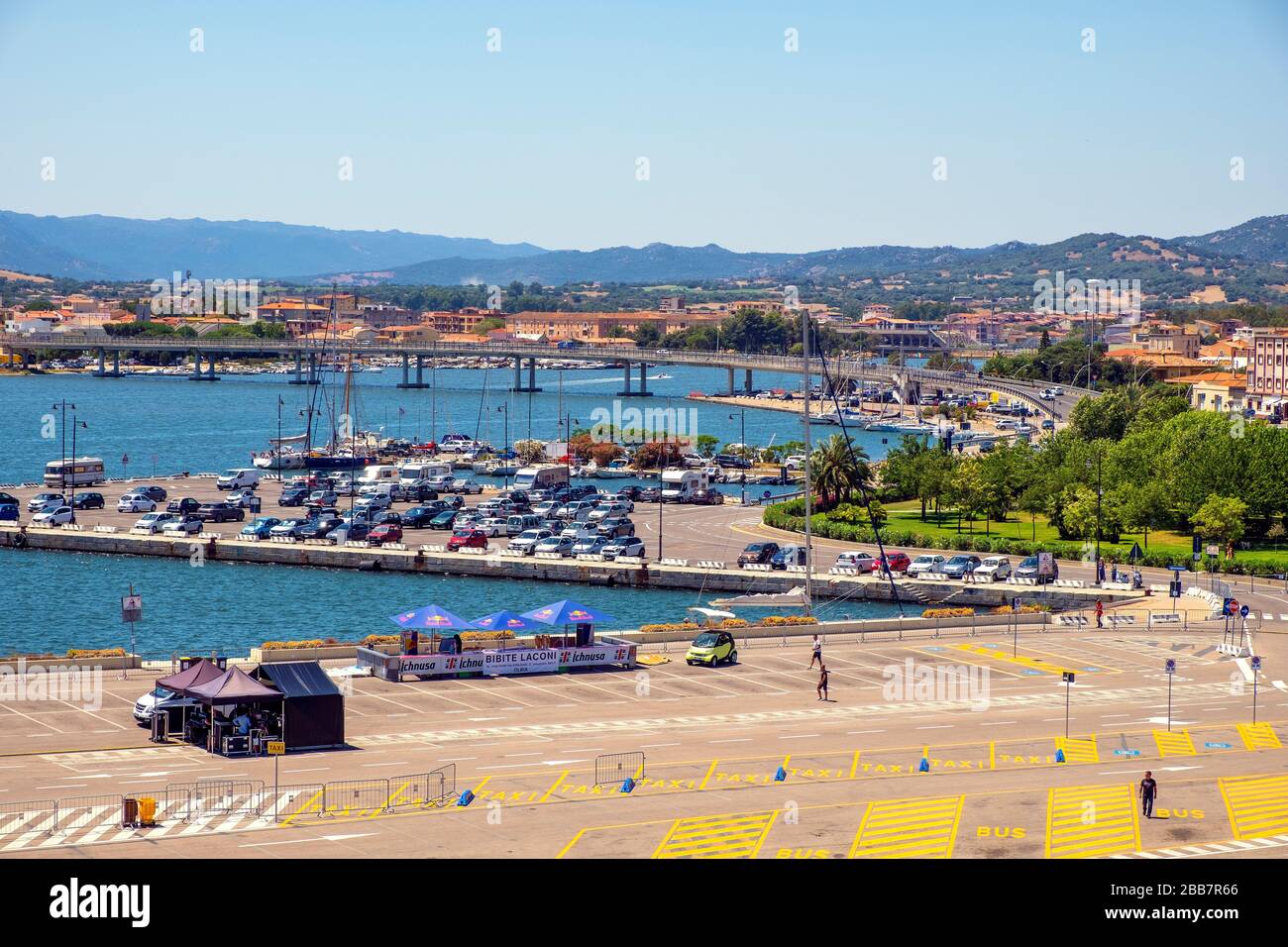 Olbia, Sardinien/Italien - 2019/07/21: Panoramaaussicht auf den Hafen von Olbia und den Jachthafen mit Piers und Tyrrhenischem Meeresufer in der historischen Altstadt Stockfoto