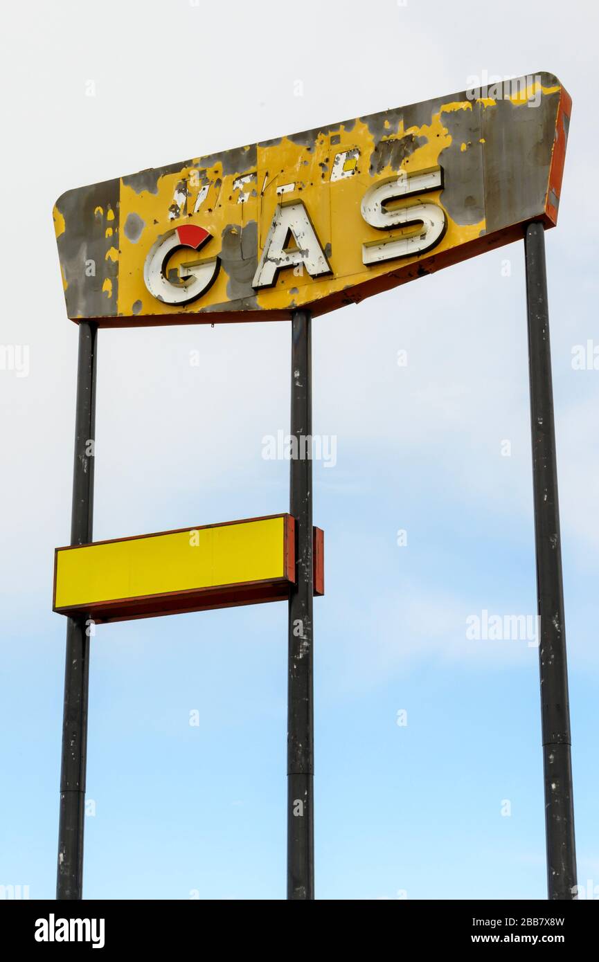 Ein altes Straßenschild für Tankstellen entlang der Interstate 80 im Carbon County, Wyoming Stockfoto