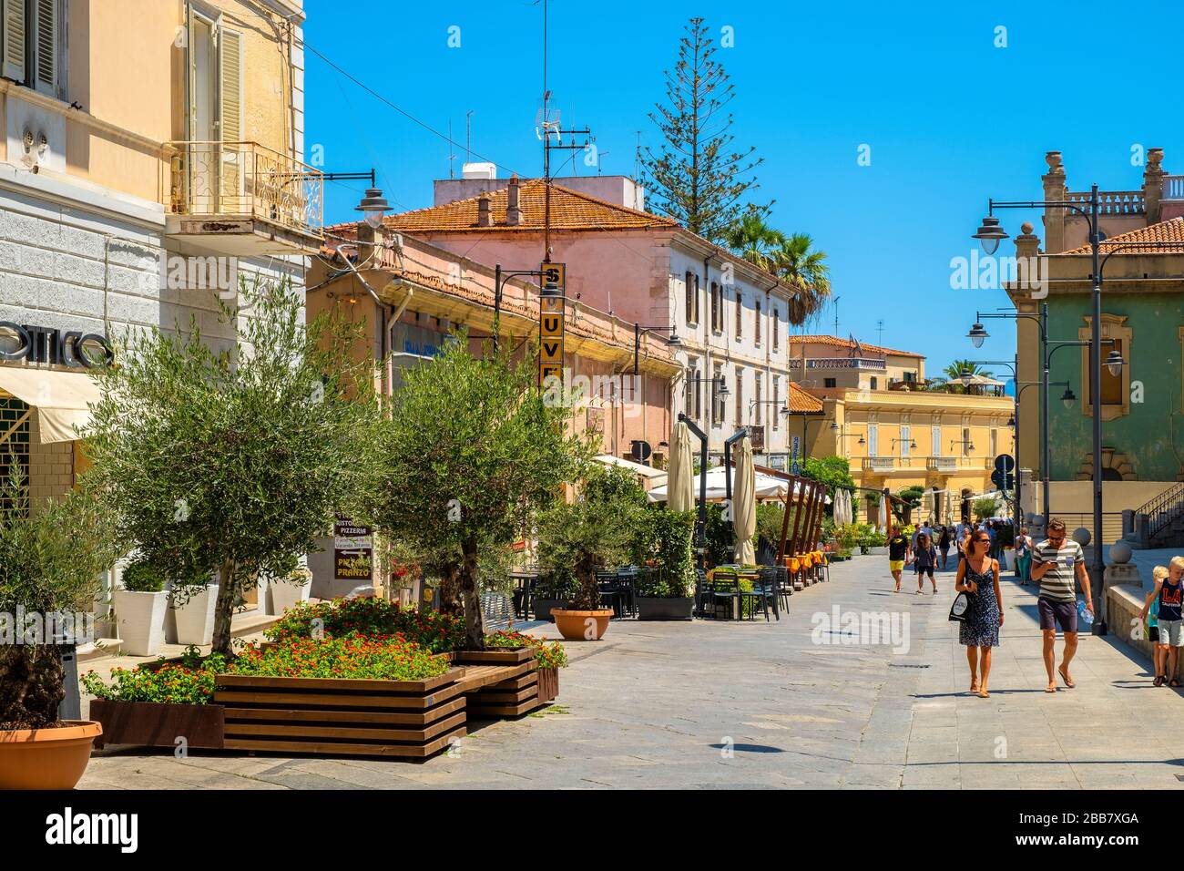 Olbia, Sardinien/Italien - 2019/07/21: Panoramaaussicht auf die Straße Corso Umberto I - Hauptboulevard und touristischer Ort des historischen Altstadtviertels Stockfoto