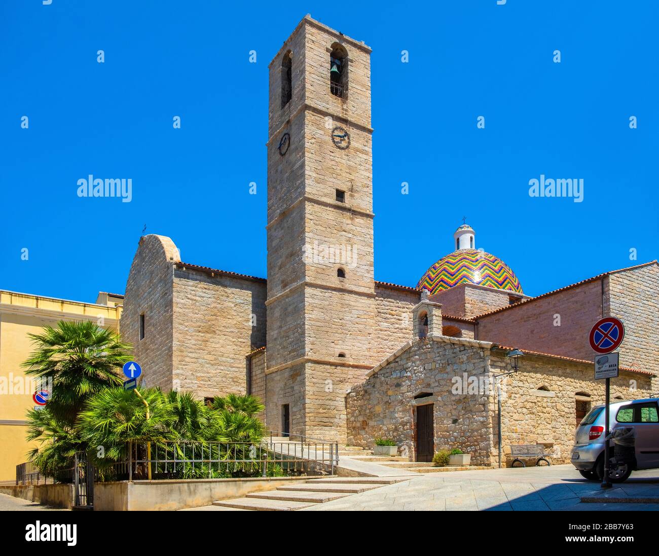 Olbia, Sardinien / Italien - 2019/07/21: St. Paul Apostelkirche - Chiesa di San Paolo Apostolo - und St. Cross Oratorium - Oratorio di Santa Croce Stockfoto