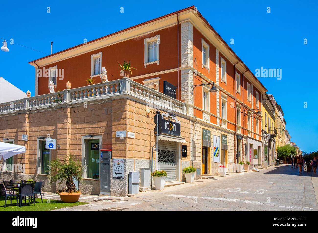 Olbia, Sardinien/Italien - 2019/07/21: Panoramaaussicht auf die Straße Corso Umberto I - Hauptboulevard und touristischer Ort des historischen Altstadtviertels Stockfoto