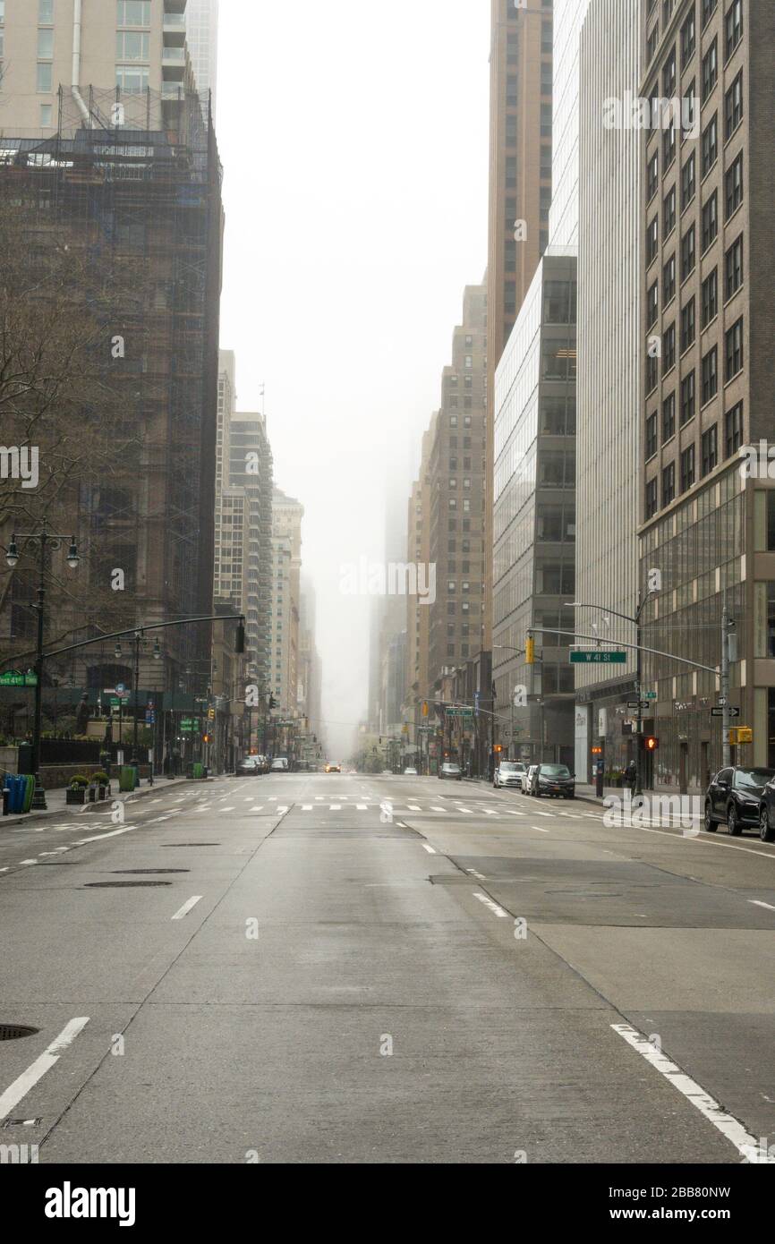 Eine nebelige Sixth Avenue in Midtown Manhattan ist aufgrund der COVID-19-Pandemie, März 2020, New York City, USA, fast menschenleer Stockfoto