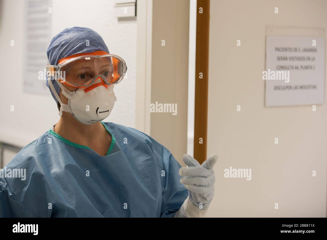 Medizinisches Personal in Barcelona, Spanien, testet und behandelt Patienten, die an COVID-19 leiden. Alle Mitarbeiter verwenden eine geeignete persönliche Schutzausrüstung (PSA). (FOTO: Krankenhaus - Barcelona) Stockfoto