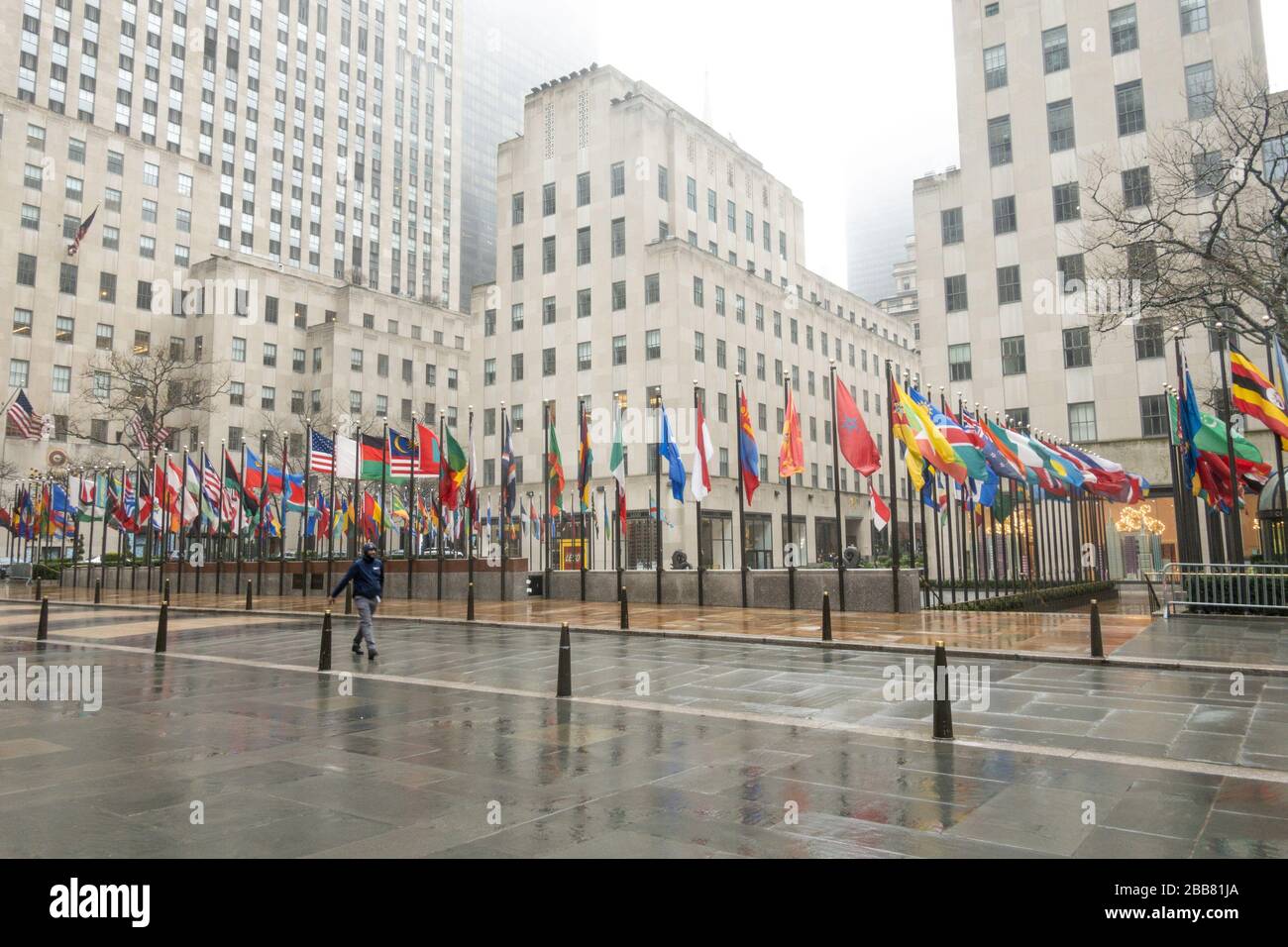Das nebelige Rockefeller Center ist aufgrund der COVID-19-Pandemie, März 2020, New York City, USA, fast verlassen Stockfoto