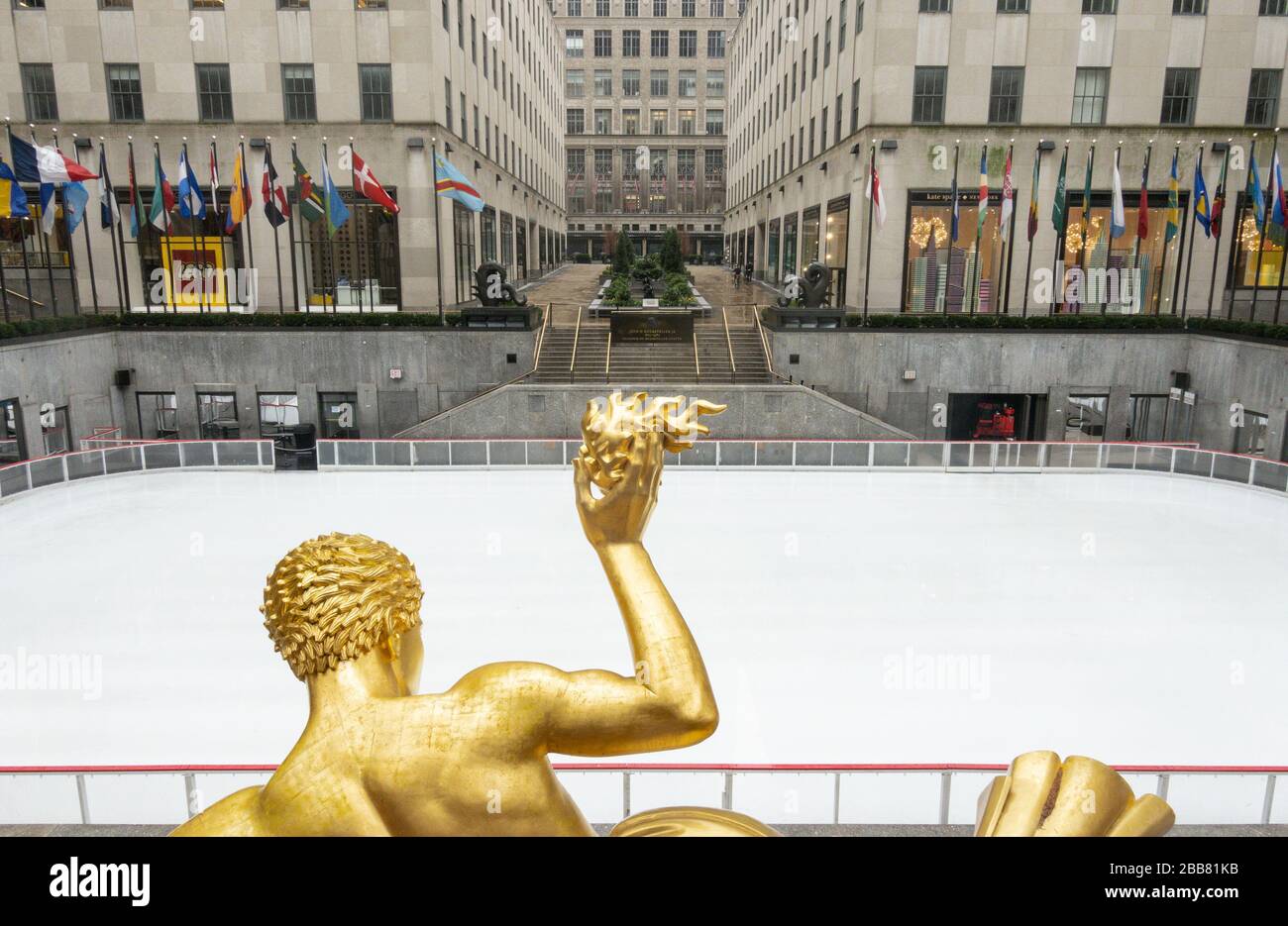 Das nebelige Rockefeller Center ist aufgrund der COVID-19-Pandemie, März 2020, New York City, USA, desertiert Stockfoto