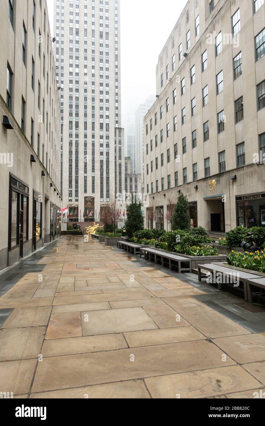 Das Rockefeller Center ist aufgrund der COVID-19-Pandemie, März 2020, New York City, USA, desertiert Stockfoto