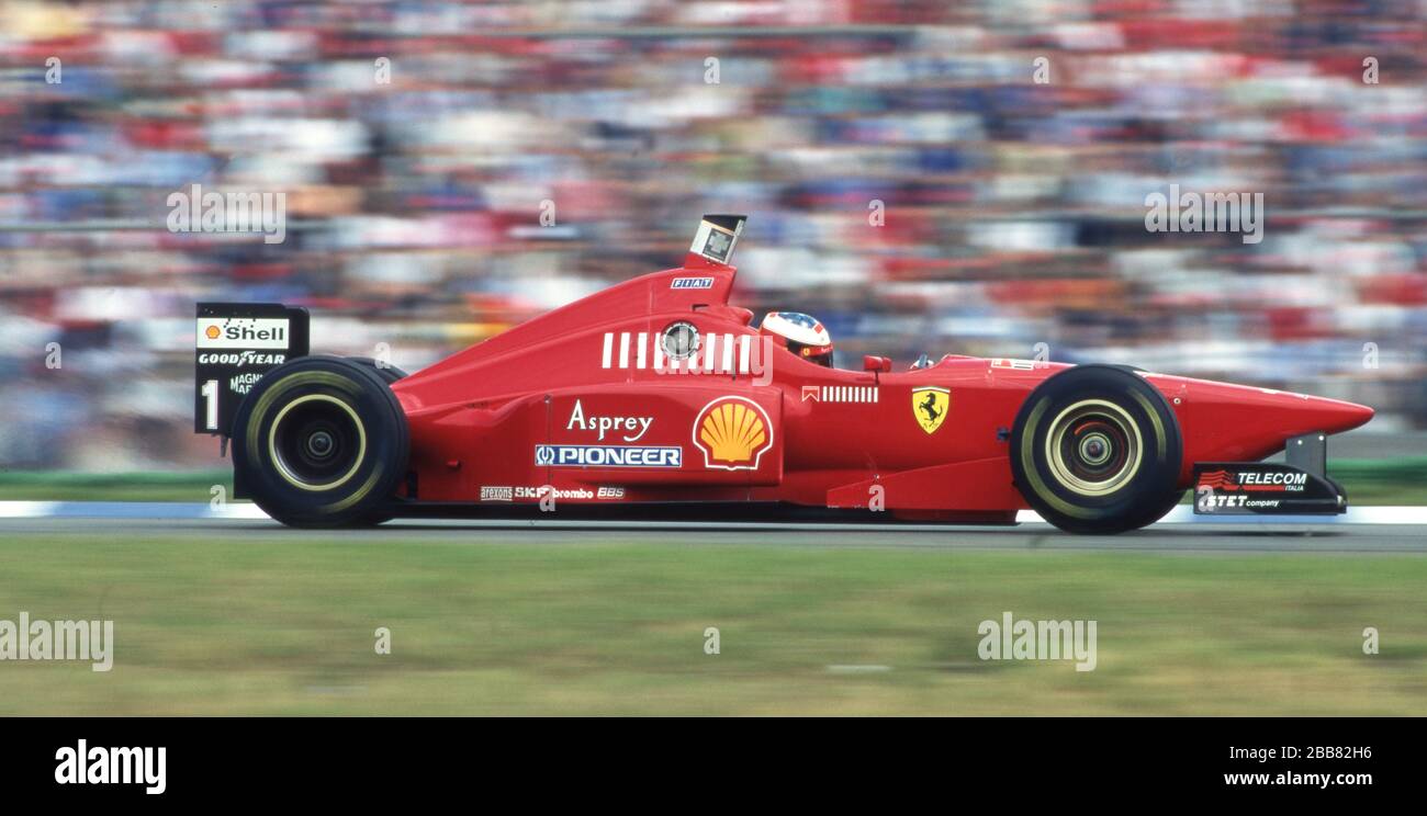 firo: Formel 1, Saison 1996 Sport, Motorsport, Formel 1, Archiv, Archivbilder Team Ferrari (1996-2006) Michael Schumacher, Deutschland, war von 1991 bis 2006 und 2010 bis 2012 Formel-1-Fahrer, Schumacher war 7, sieben Mal, Formel 1, Weltmeister, deutscher Nationalhelden, brachte Formel 1 nach Deutschland, Einer der größten Deutschen, die 1. Saison bei Ferrari Michael Schumacher, im Auto- und Fahrzeugeinsatz weltweit Stockfoto