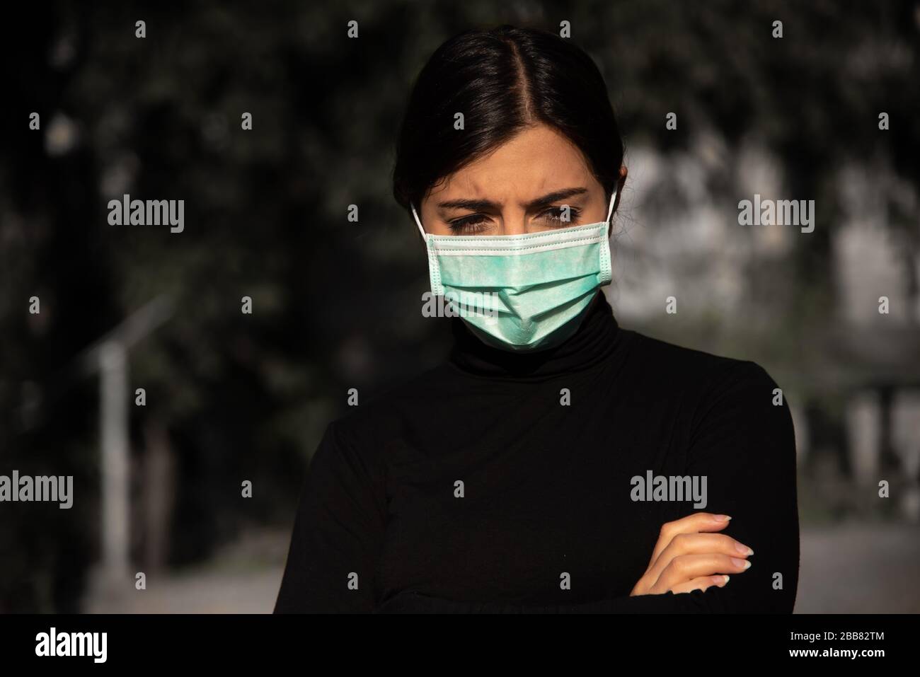 Frustrierte Frau mit schützender Fasenmaske - Kovid-19 - Corona-Krise-Konzeptbild Stockfoto
