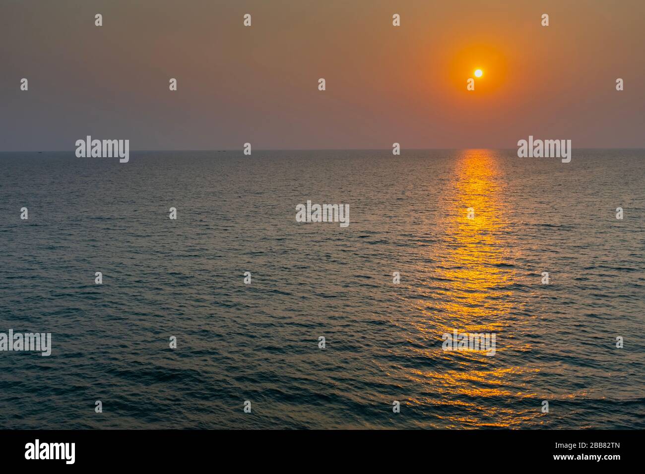 Sonnenuntergang auf dunklem Wasser von oben gesehen, ohne Menschen Kerala, Indien Stockfoto