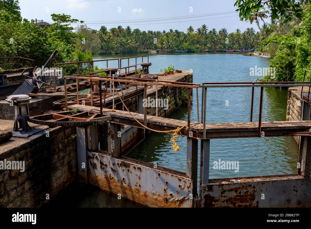 Zwischen frischem und Brackwasser schließen. An einem sonnigen Frühlings-Nachmittag ohne Leute, Kerala, Indien Stockfoto