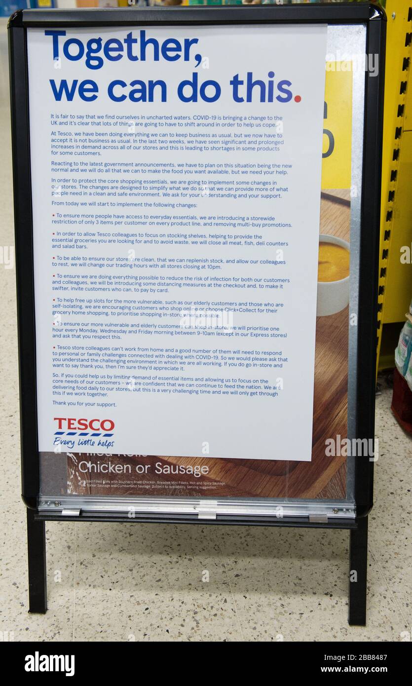 Glasgow, Großbritannien. März 2020. Abgebildet: Ein Tesco-Laden in Glasgow zeigt Schilder und zwei Meter Markierungen rund um den Shop für soziale Distanzierung an, um die Ausbreitung von Coronavirus zu verhindern. Kredit: Colin Fisher/Alamy Live News Stockfoto