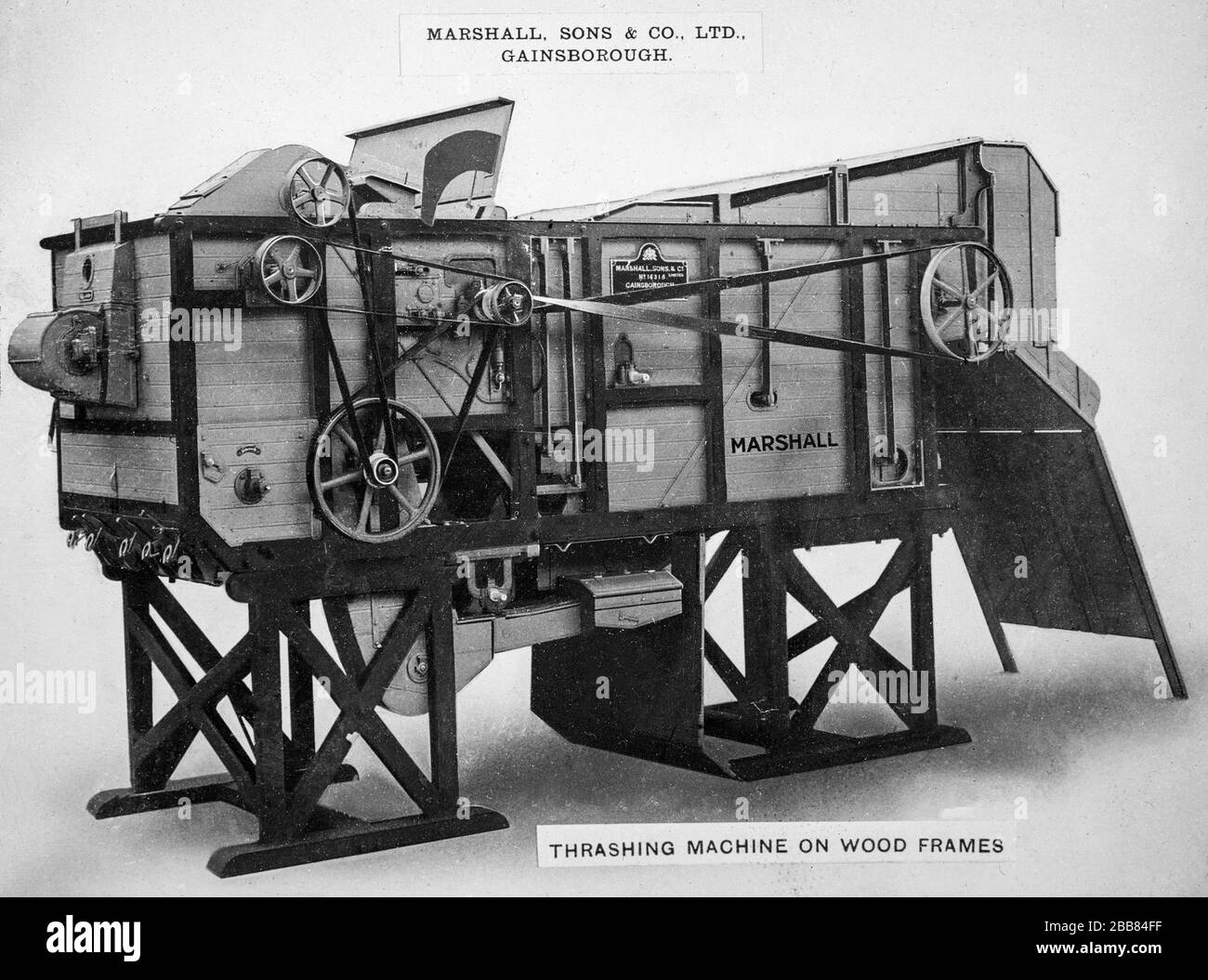 Vintage Schwarz-Weiß-Foto. Vintage Farm Machinery. Eine Thrashing-Maschine auf Holzrahmen, produziert von Marshall, Sons and Co. Of Gainsborough, England. Stockfoto