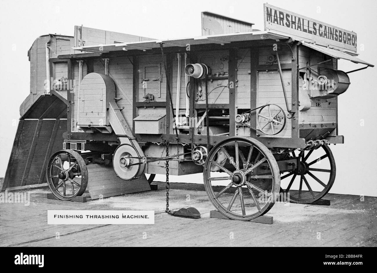 Vintage Schwarz-Weiß-Foto. Vintage Farm Machinery. Eine Finishing-Thrashing-Maschine, die von Marshall, Sons and Co. Of Gainsborough, England produziert wurde. Stockfoto