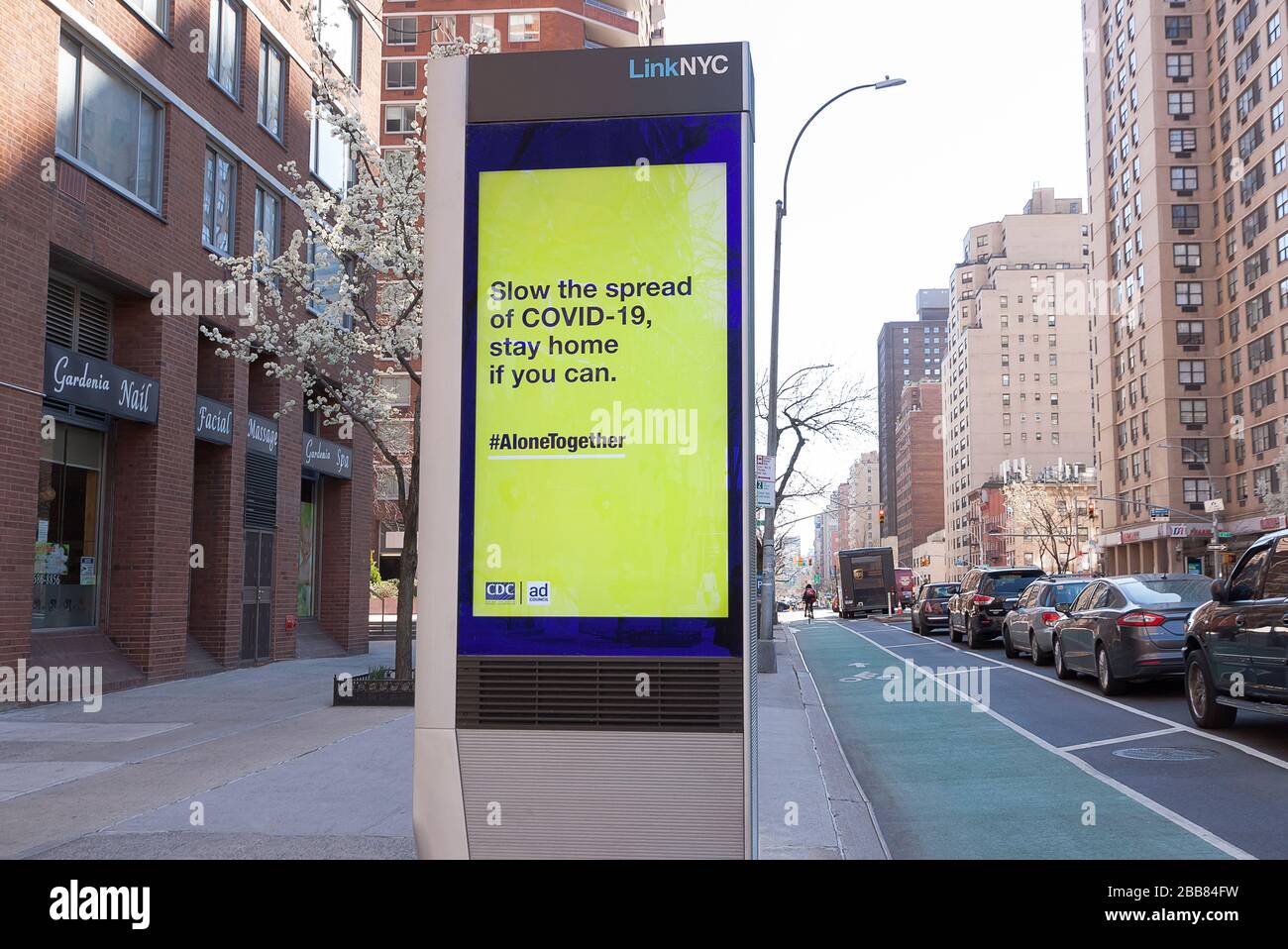 LinkNYC digitaler Kiosk auf dem Bürgersteig, der die Nachricht von Covid-19 (Coronavirus) anzeigt, um zu Hause zu bleiben. Stockfoto