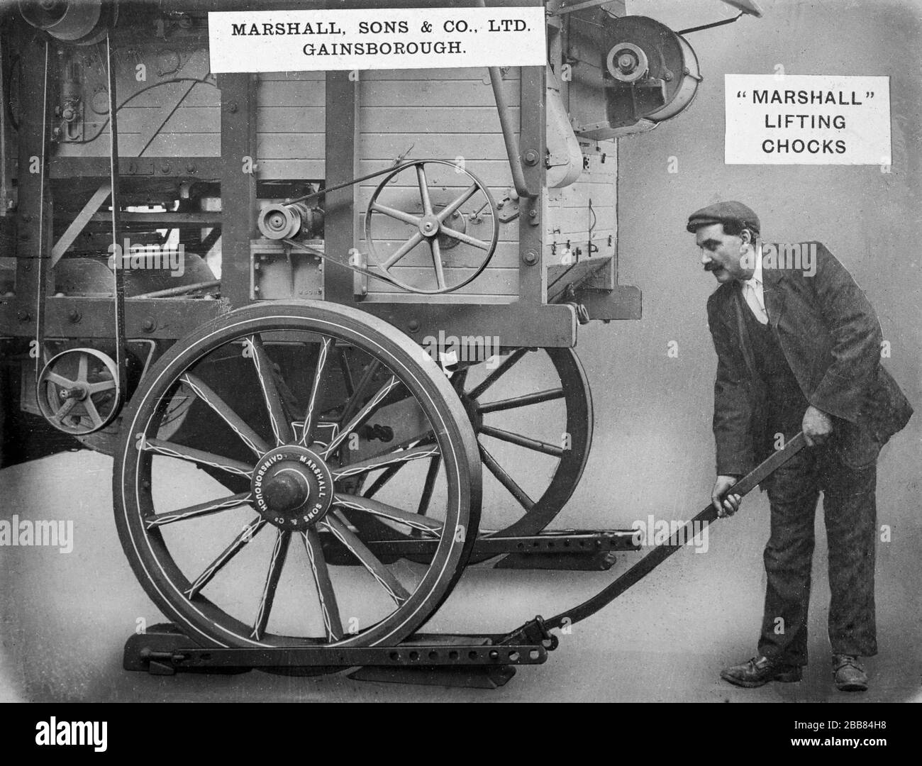Vintage Schwarz-Weiß-Foto. Vintage Farm Machinery. Marshall und Söhne heben Kähne an. Produziert von Marshall, Sons and Co. Of Gainsborough, England. Stockfoto