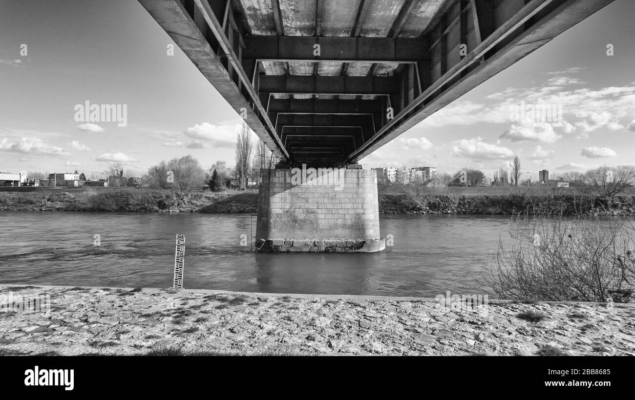Berühmte Hendrix Eisenbahnbrücke über den Fluss Sava in Zagreb Stockfoto